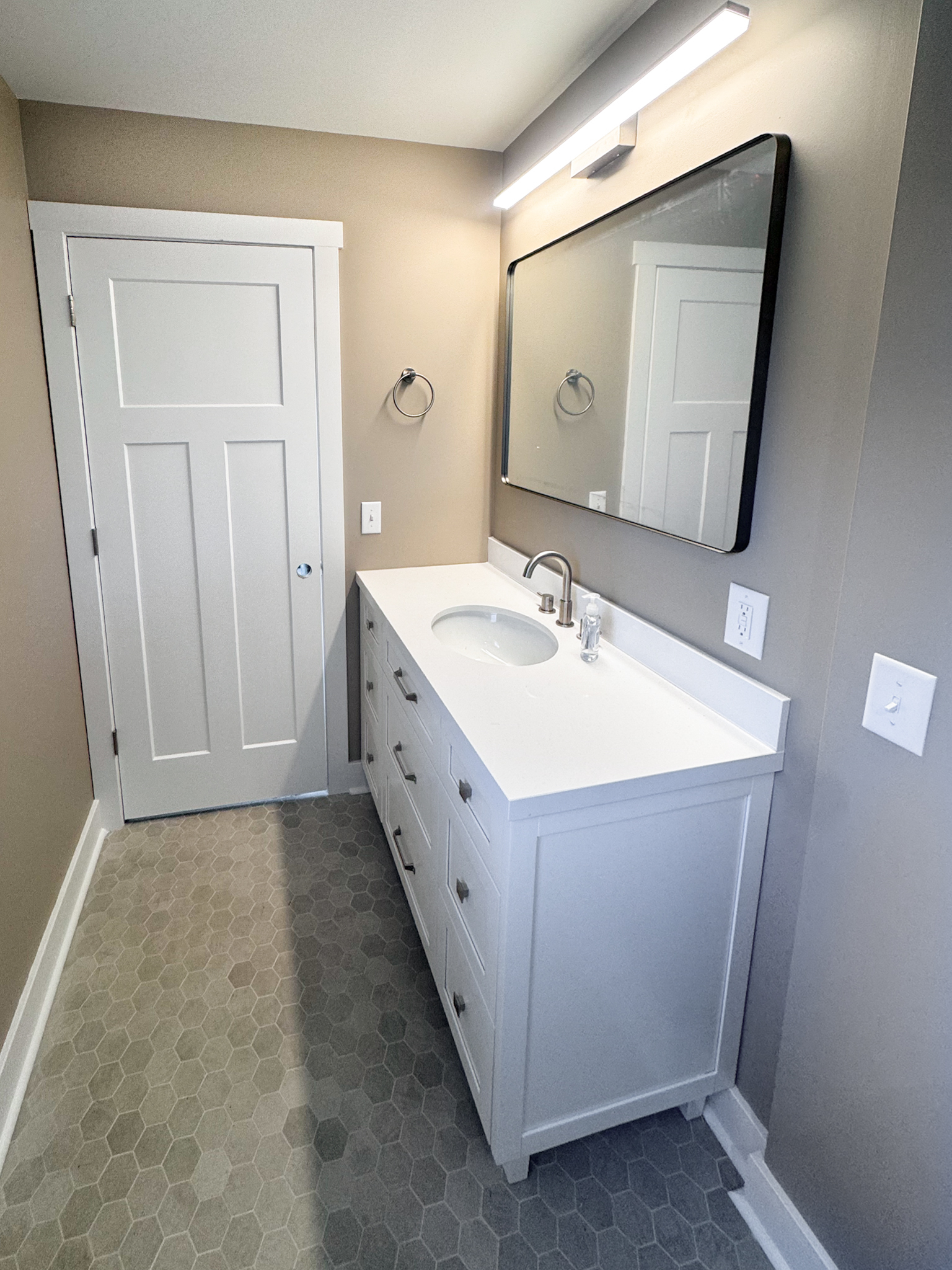 Second finished vanity with round mirror